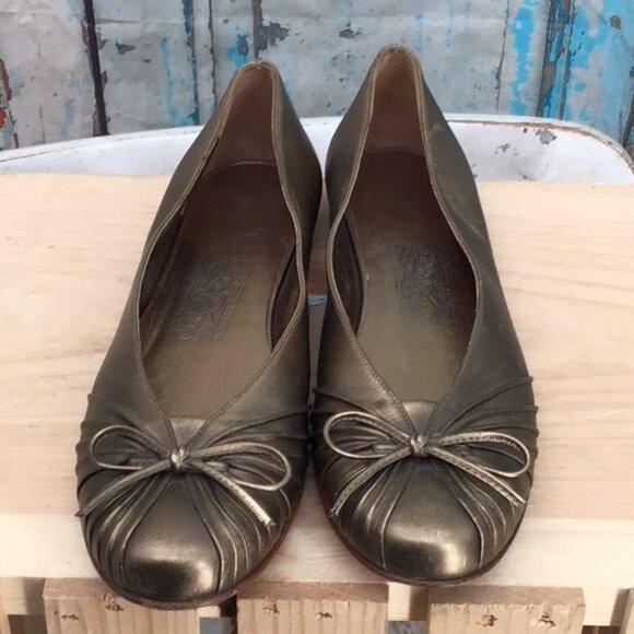 Salvatore Ferragamo Womans 8.5 AA Narrow Metallic Bronze Gold Toned Leather Ball - Picture 2 of 10